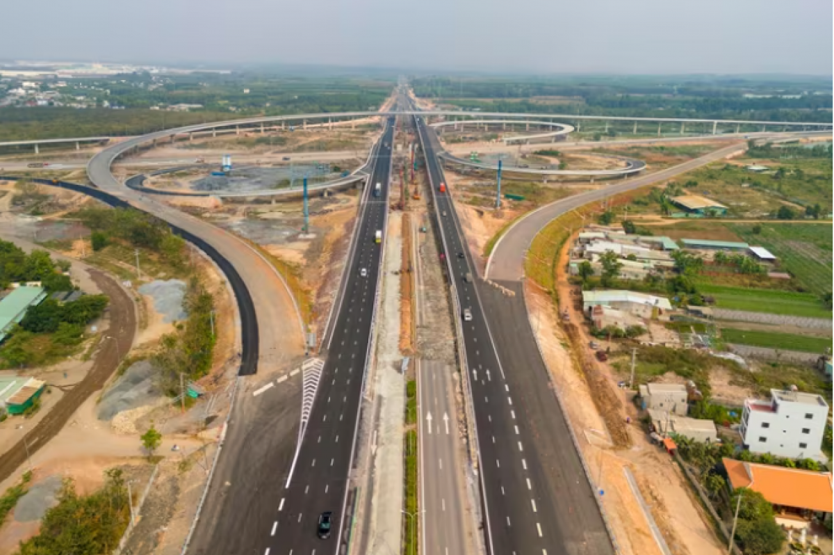 Cao tốc Biên Hòa - Vũng Tàu đoạn từ nút giao với cao tốc TP.HCM - Long Thành - Dầu Giây kéo dài đến hết dự án thành phần 3 (đoạn giao Quốc lộ 56, Bà Rịa - Vũng Tàu cũ) dự kiến thông xe ngày 29/4. Ảnh: Quỳnh Danh.