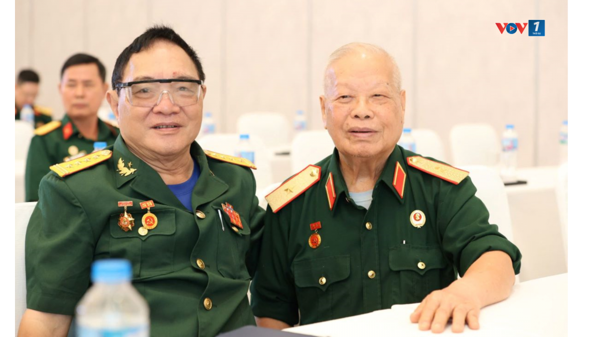 
Từ chiến trường Xuân Lộc đến hành trình tri ân đồng đội là những ký ức không thể quên đối với Thiếu tướng Nguyễn Ngọc Doanh (bên phải)