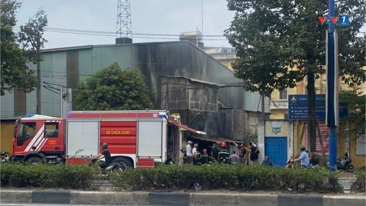 Lực lượng chữa cháy túc trực để xử lí các điểm còn khói