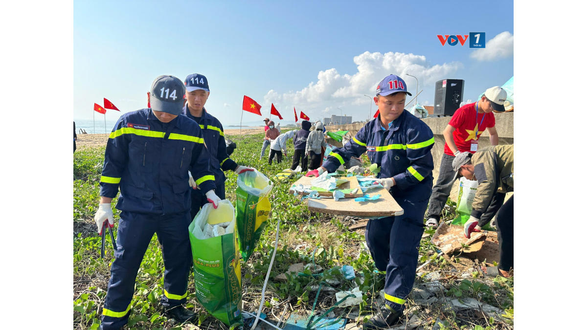 Các đoàn viên, tình nguyện viên dọn rác làm sạch bờ biển Xóm Rớ
