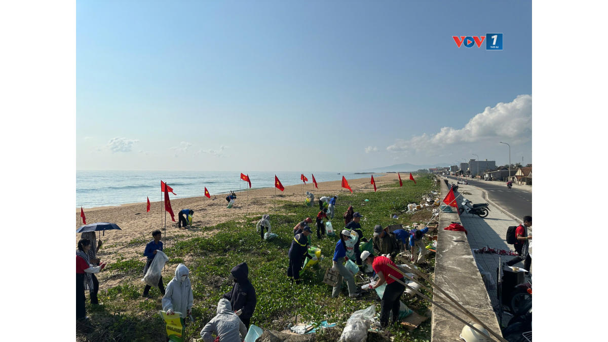 Bãi biển Xím Rớ dần trở lại sạch đẹp