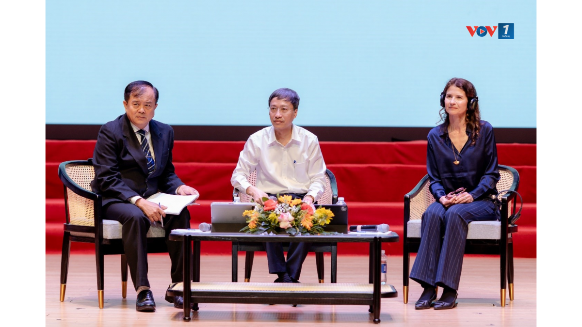 Các chuyên gia y tế tham gia thảo luận tại hội nghị