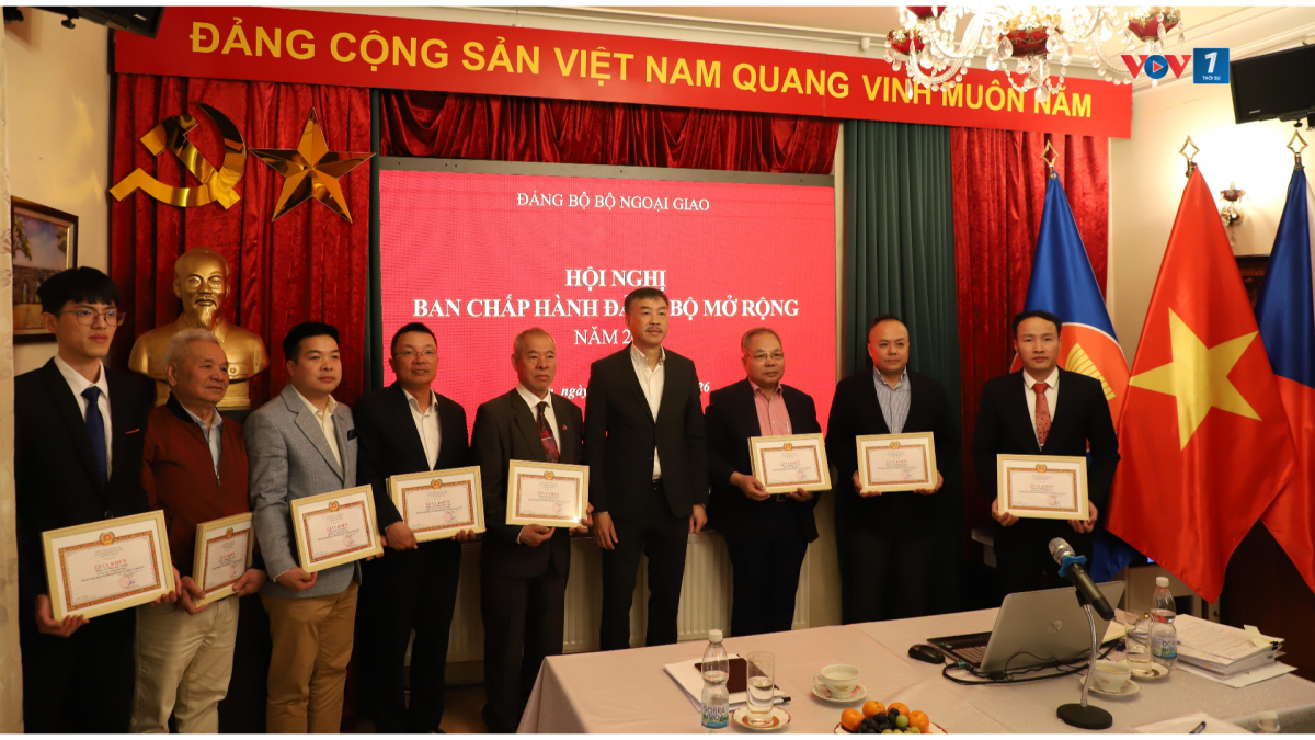 Đồng chí Dương Hoài Nam, Đại sứ, Bí thư Đảng ủy trao Giấy khen cho các tổ chức đảng, đảng viên