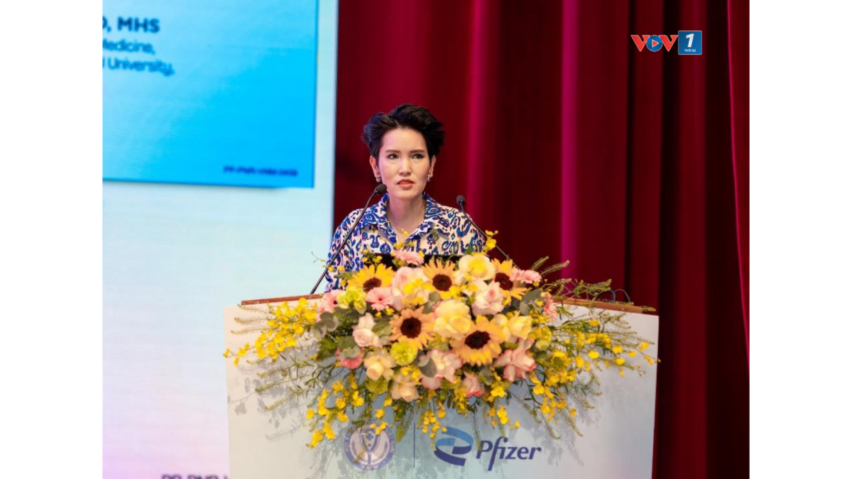 Giáo sư Sasisopin Kiertiburanakul, Bác sĩ Y khoa (MD), Thạc sĩ Khoa học Y học (MHS), Khoa Y, Bệnh viện Ramathibodi, Đại học Mahidol, Bangkok, Thái Lan