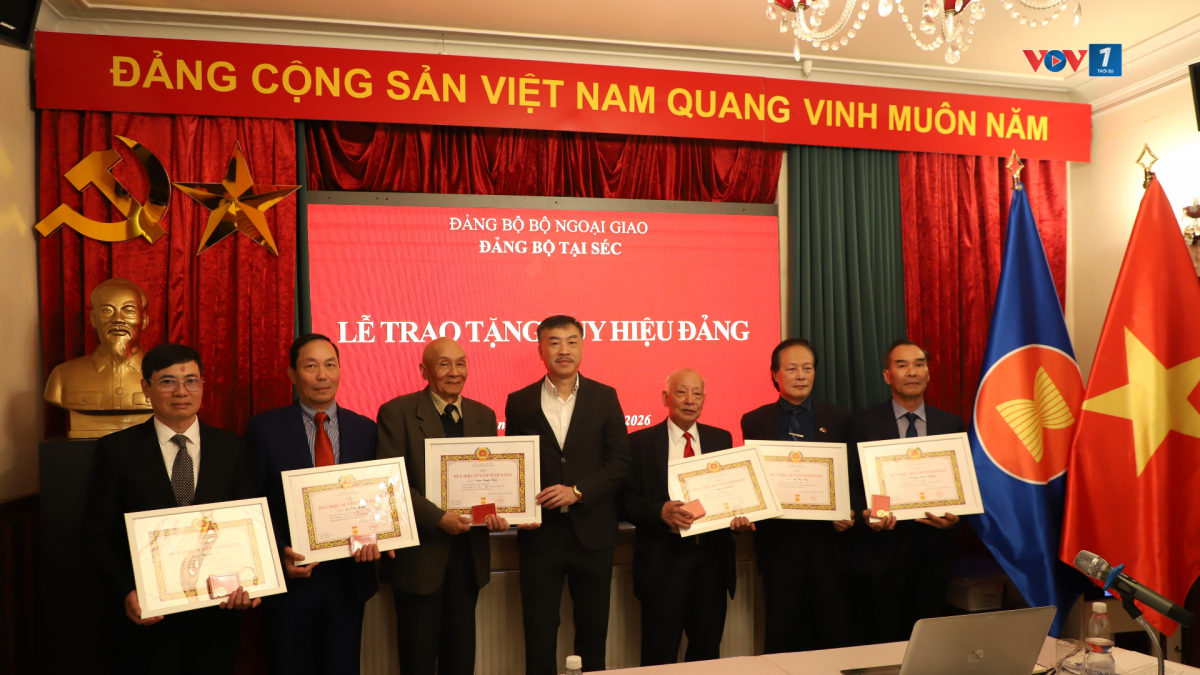 Đồng chí Dương Hoài Nam, Đại sứ, Bí thư Đảng ủy trao Huy hiệu Đảng cho các đồng chí Đảng viên