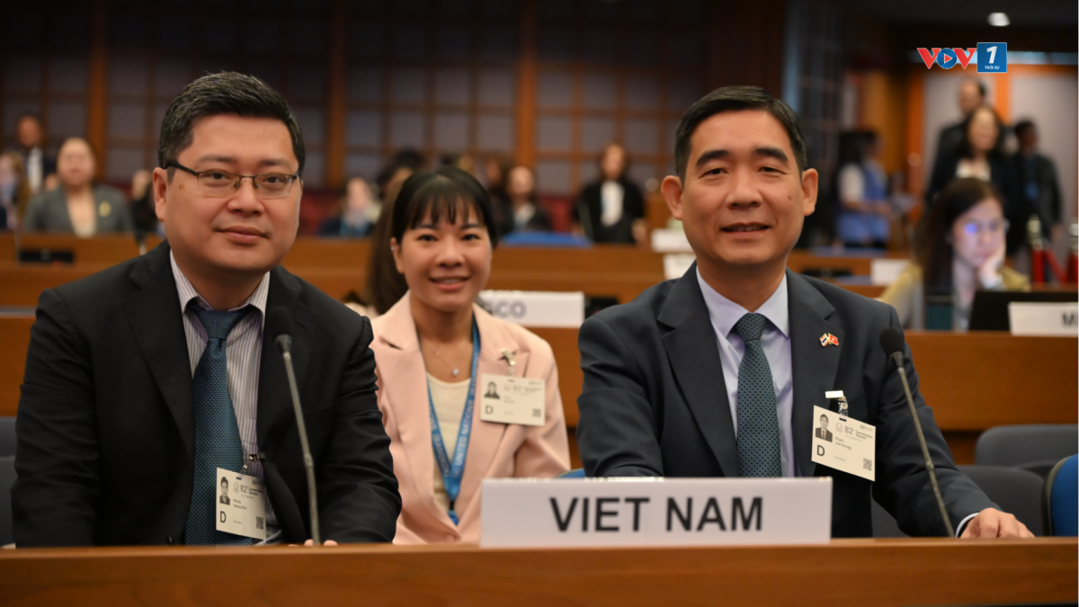 Đại sứ Việt Nam tại Thái Lan Phạm Việt Hùng (phải) cùng Đoàn Việt Nam tham dự Khóa họp.