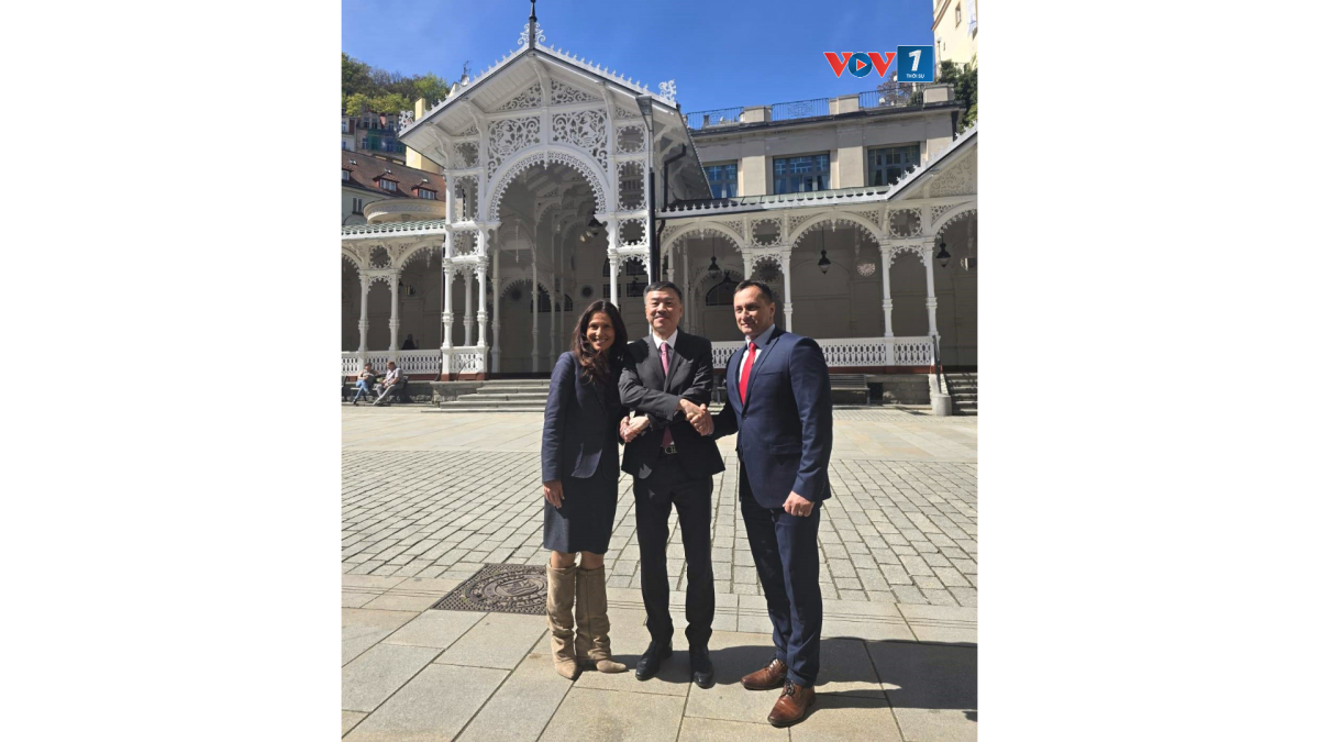 Đại sứ Việt Nam chụp ảnh lưu niệm cùng Thống đốc Vùng và Thị trưởng thành phố Karlovy Vary.