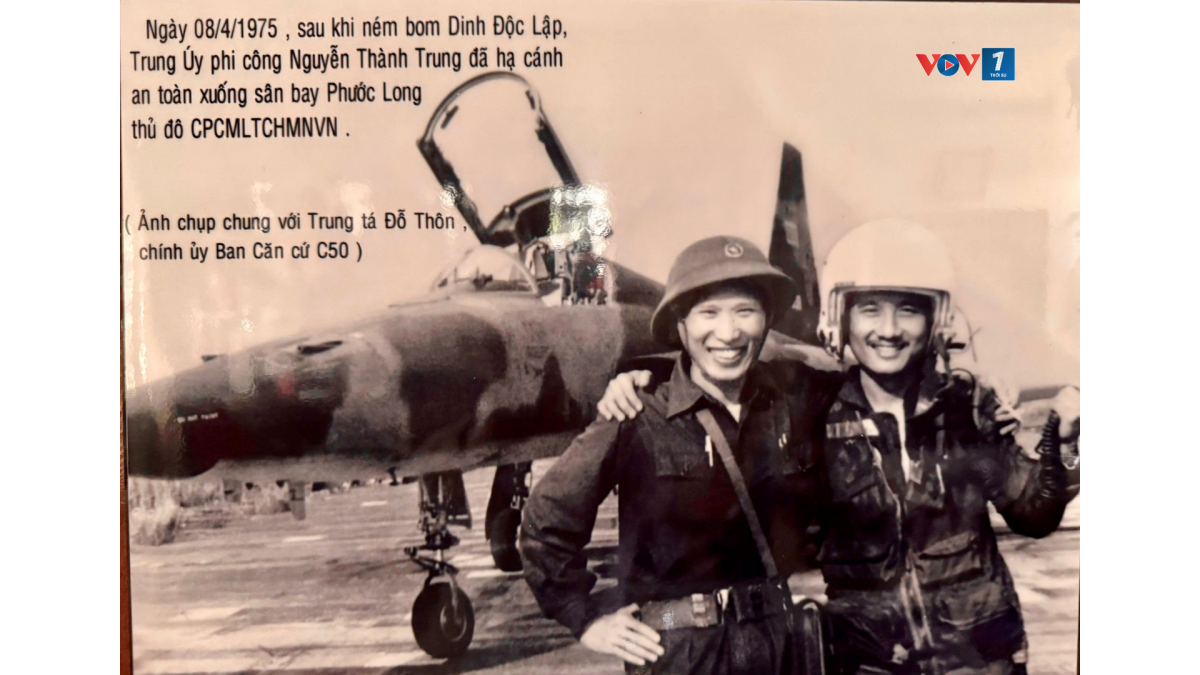 Phi công Nguyễn Thành Trung là người đứng bên phải (Ảnh tư liệu)