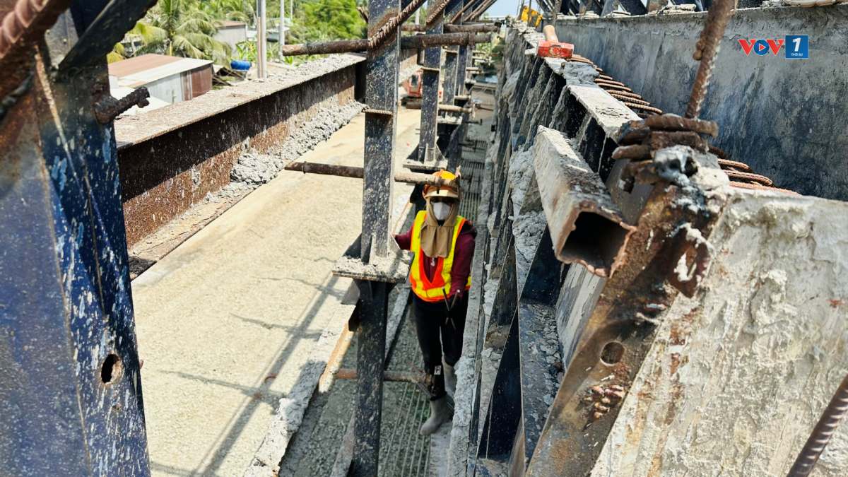 Giữa cái nắng gay gắt của miền Tây, áo bảo hộ thấm đẫm mồ hôi, nhưng nhịp thi công vẫn không ngơi nghỉ