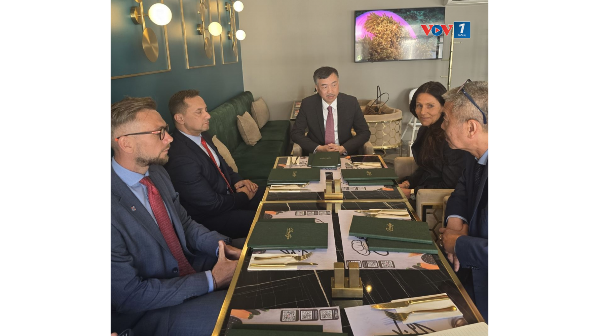 Đại sứ Việt Nam tại Cộng hòa Séc Dương Hoài Nam đã có chuyến thăm làm việc Karlovy Vary.