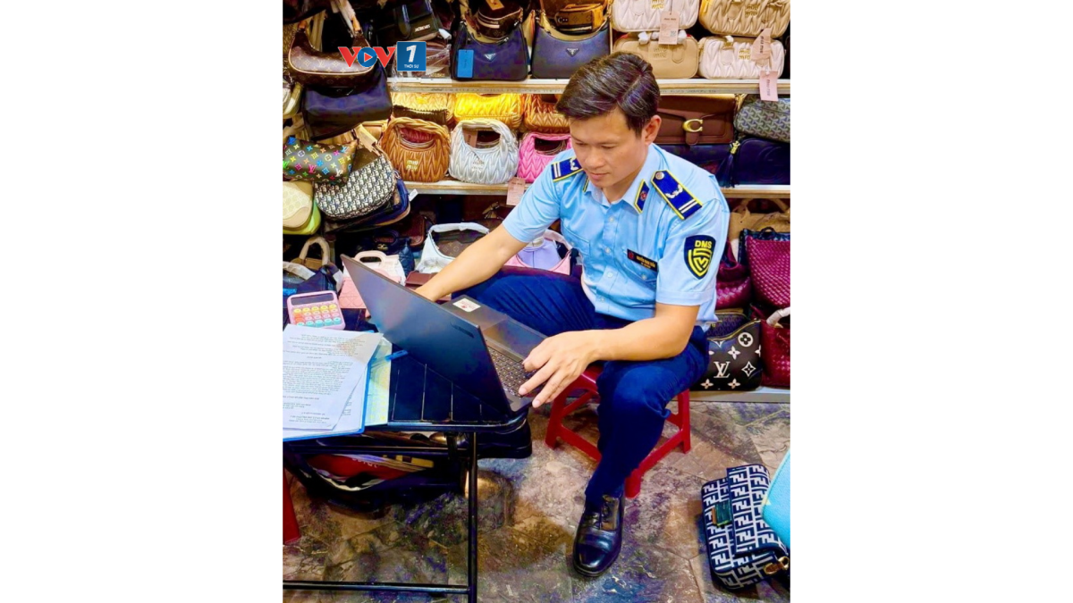 Lực lượng chức năng kiểm tra cơ sở kinh doanh tại phường Sơn Trà và phường Hội An có dấu hiệu vi phạm kinh doanh hàng giả.