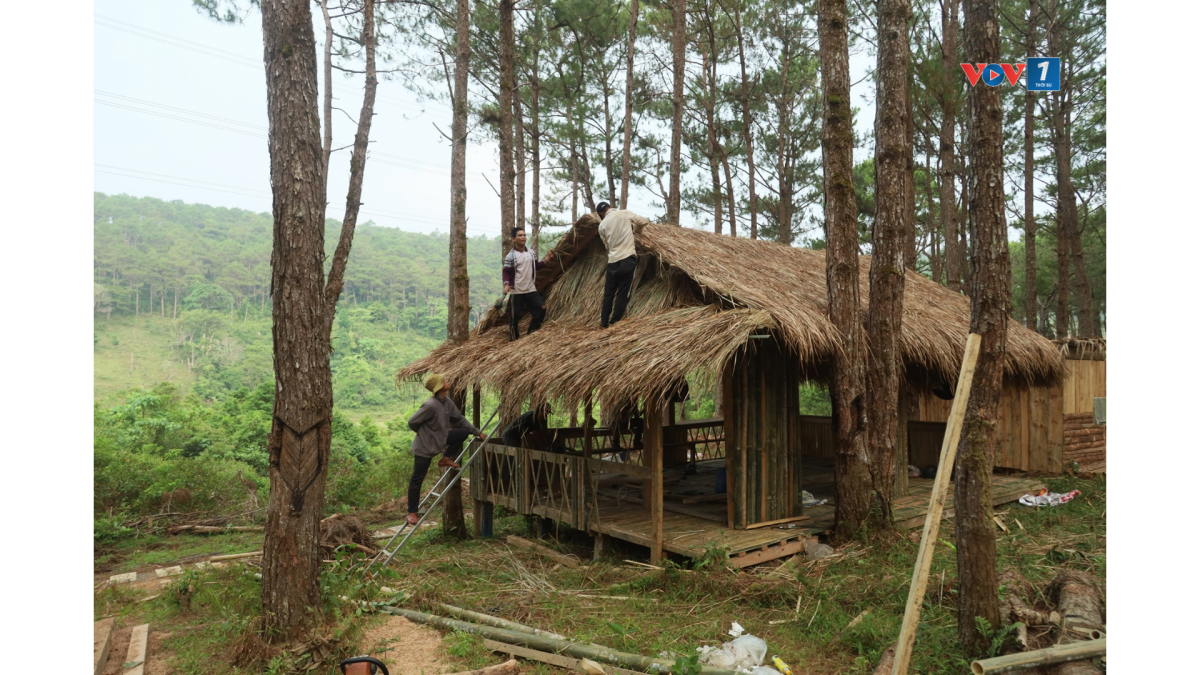 Gấp rút hoàn thiện các gian hàng tại Khu không gian văn hóa và ẩm thực Đông Trường Sơn, xã Kon PLông, tỉnh Quảng Ngãi.