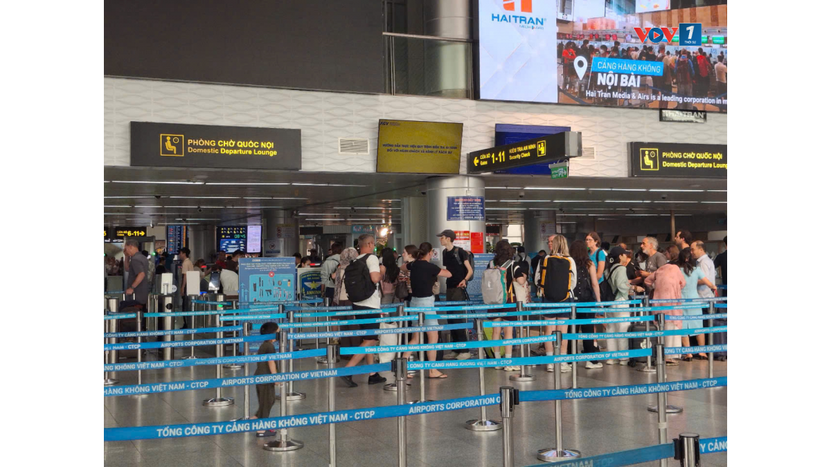 Hành khách xếp hàng đợi làm thủ tục an ninh và tại lối đi truyền thống