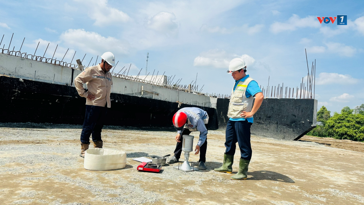 Trên công trường tuyến Cao tốc Châu Đốc - Cần Thơ - Sóc Trăng, nhiều công nhân vẫn lặng lẽ bám trụ