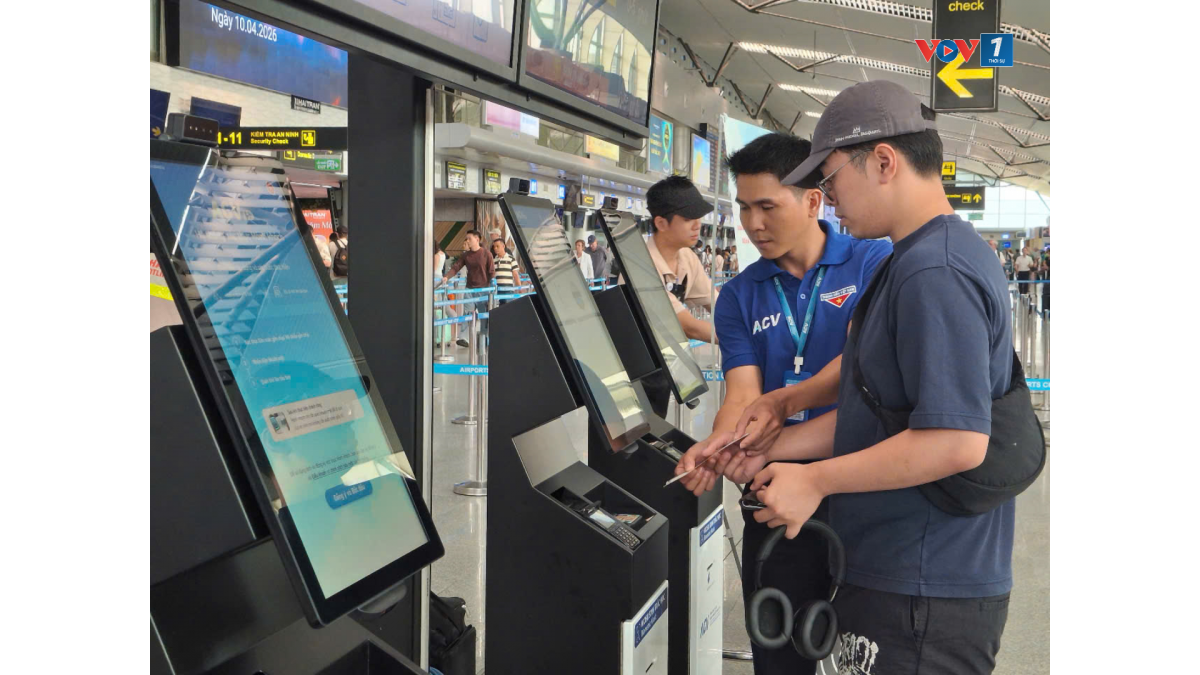 Hành khách làm thủ tục sinh trắc học tại lối ưu tiên