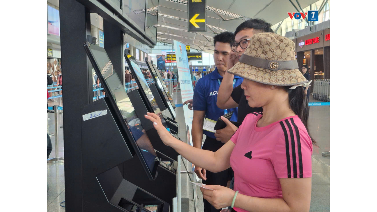 Lối ưu tiên sinh trắc học phục vụ khách sử dụng VNeID mức độ 2 lên tàu bay tại ga đi Quốc nội, sân bay Quốc tế Đà Nẵng