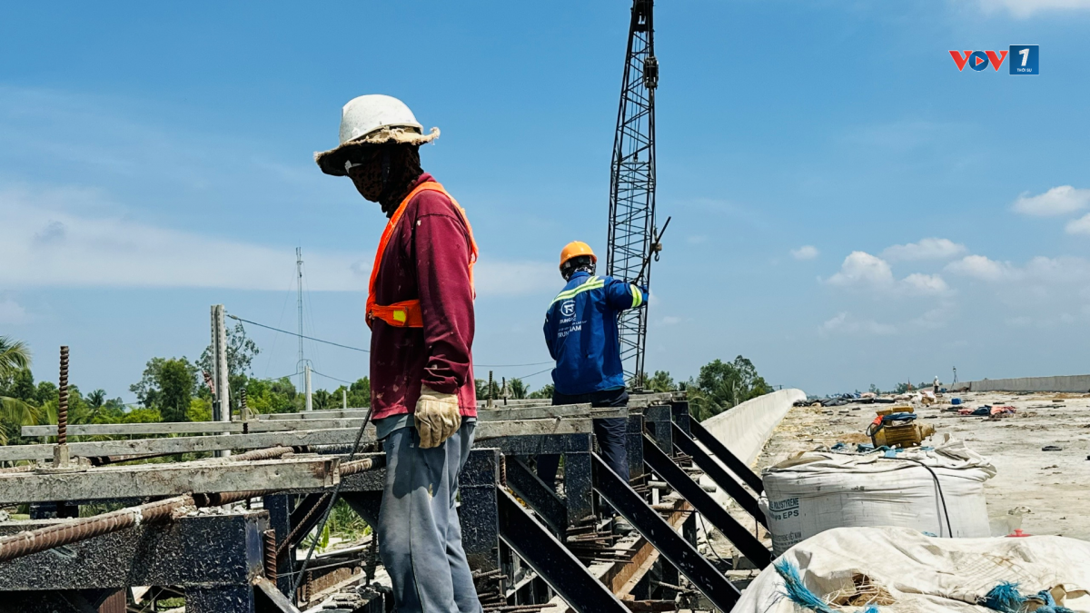 Từng tốp công nhân của Công ty cổ phần Xây dựng và Lắp máy Trung Nam vẫn đang khẩn trương đổ bê tông