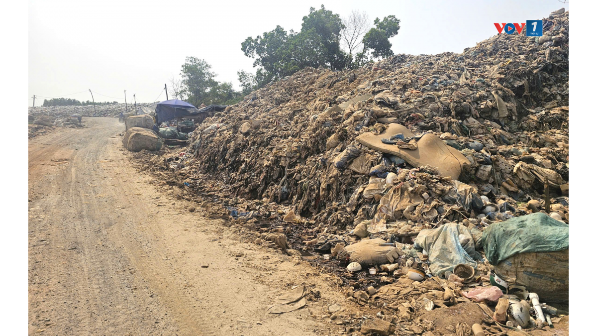 Rác thải được chất thành nhiều lớp tại bãi rác Nghĩa Kỳ.