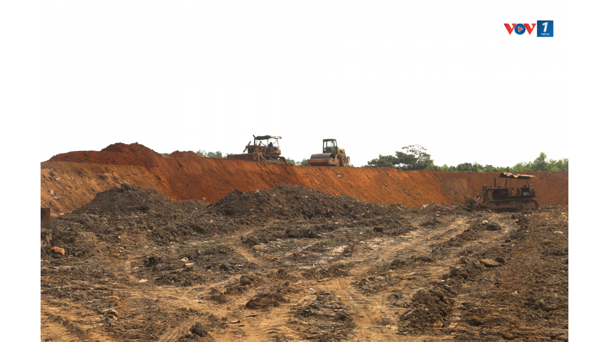 Các hố chôn lấp rác thải tại Khu liên hợp xử lý chất thải rắn Nghĩa Kỳ, xã Nghĩa Giang và xã Phước Giang, tỉnh Quảng Ngãi đang được thi công.