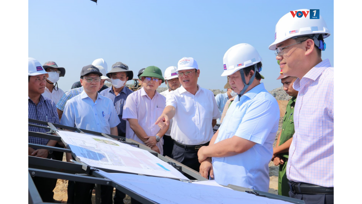 Ông Nguyễn Công Hoàng, Phó Chủ tịch UBND tỉnh Quảng Ngãi (thứ 3, hàng đầu, từ phải sang) kiểm tra Khu liên hợp xử lý chất thải rắn Nghĩa Kỳ.