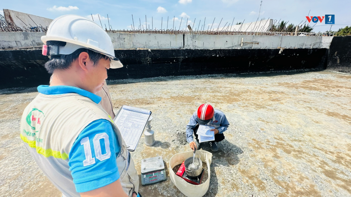 Xuyên lễ trên công trường cao tốc miền Tây