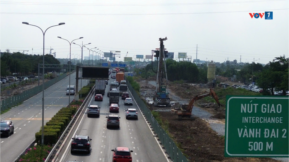 Đường dẫn cao tốc TP.HCM Long Thành - Dầu Giây đông đúc phương tiện ở chiều đi (ảnh: A.T)