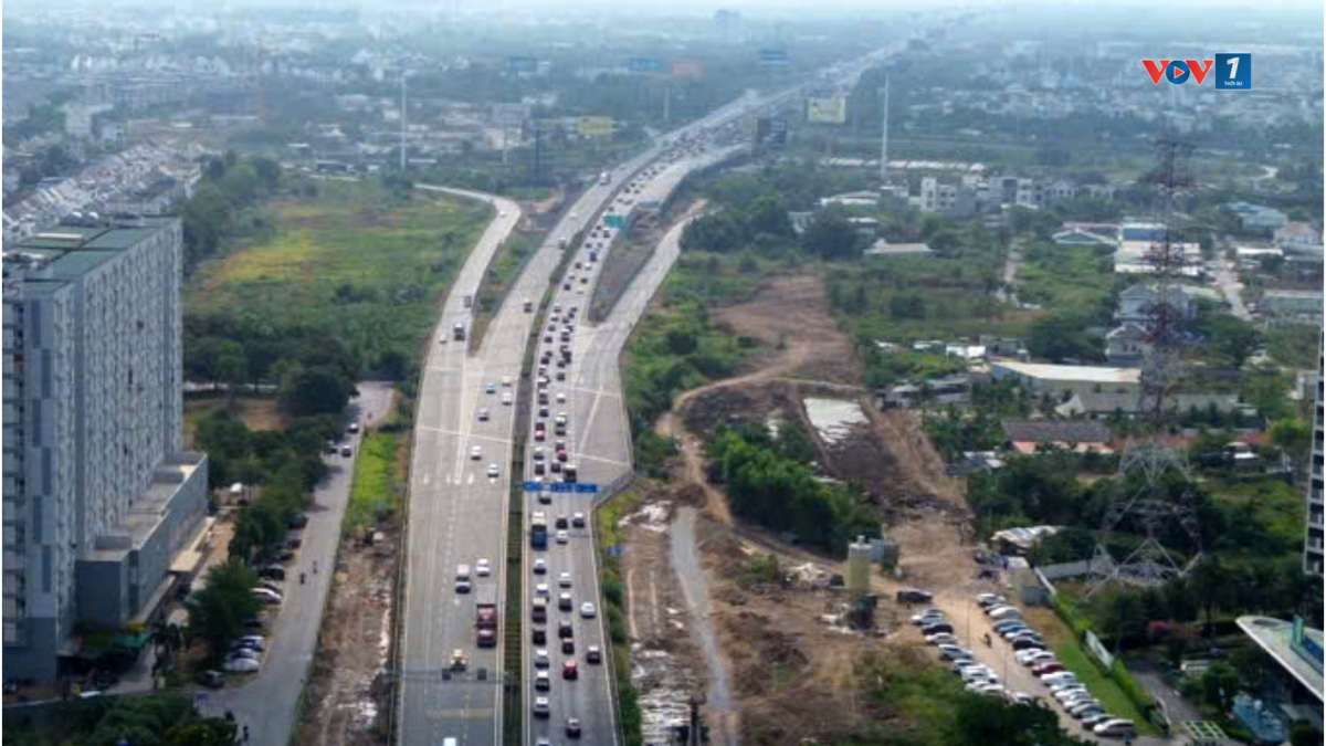 Các phương tiện nối đuôi nhau rời TP.HCM (ảnh: A.T)