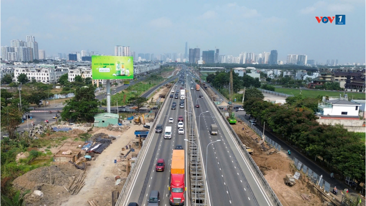 Cừa ngõ phía Đông đông đúc (ảnh: A.T)