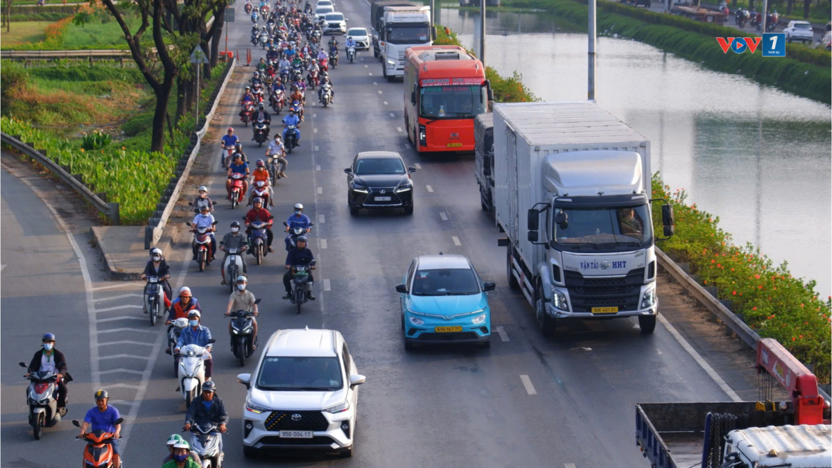 Cửa ngõ phía Tây đông đúc (ảnh: H.H)