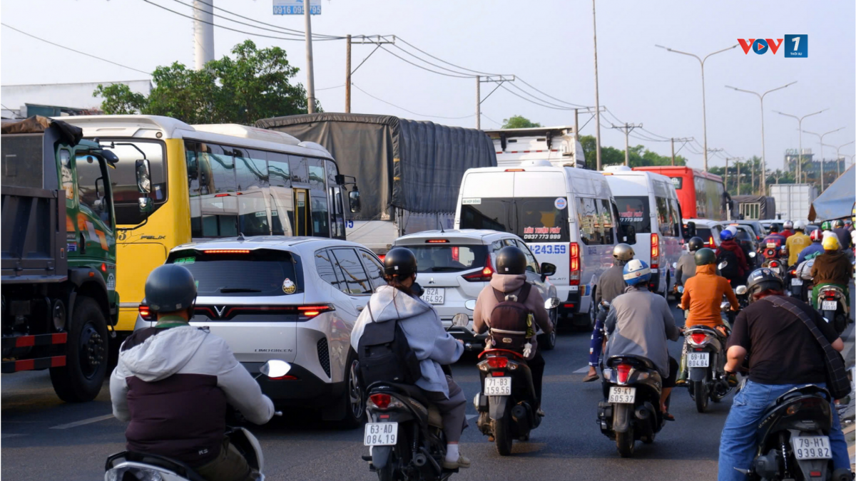 Thời tiết hôm nay khá nóng, nhiều người tỏ vẻ mệt mỏi (ảnh: H.H)