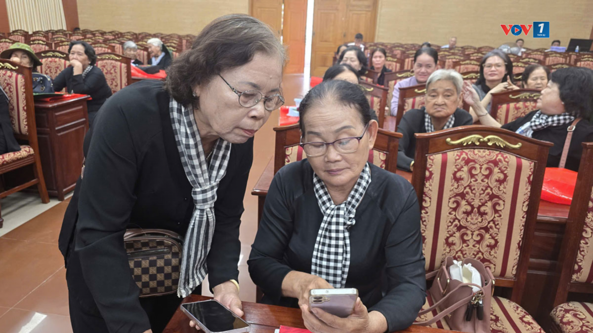 Các cô còn xin số điện thoại của nhau để dễ liên lạc