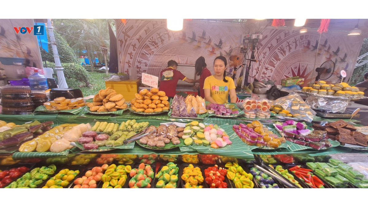 Gian hàng ẩm thực tại Lễ hội Sắc màu văn hóa lần 2 đang diễn ra tại Thảo Cầm Viên Sài Gòn (Ảnh: Lệ Hằng)