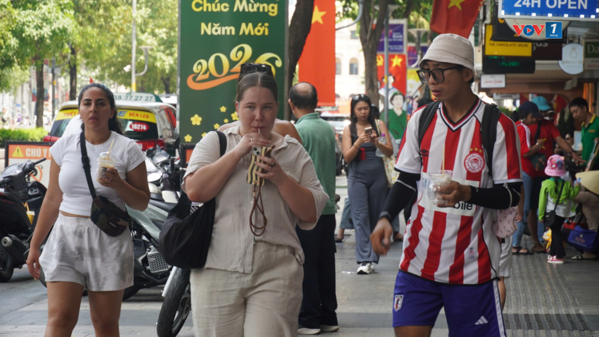 Du khách quốc tế thưởng thức đồ uống Việt (ảnh: Vũ Hường)