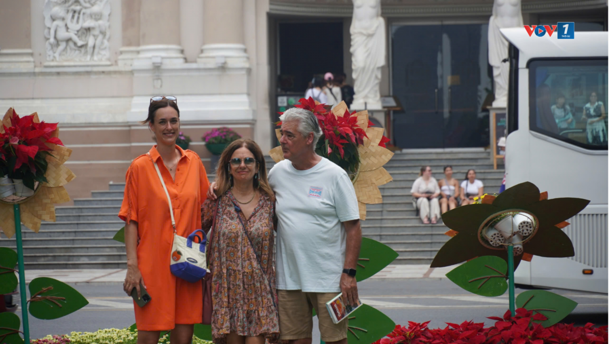 Khách quốc tế bày tỏ sự ấn tượng với các công trình kiến trúc của TP.HCM như Nhà hát Thành phố, trụ sở UBND TP.HCM (ảnh: Vũ Hường)