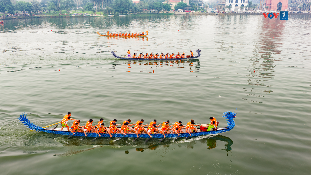 Không khí lễ hội sôi động với Giải bơi chải tỉnh Phú Thọ trên hồ Công viên Văn Lang, thu hút đông đảo vận động viên và người dân tham gia, cổ vũ.