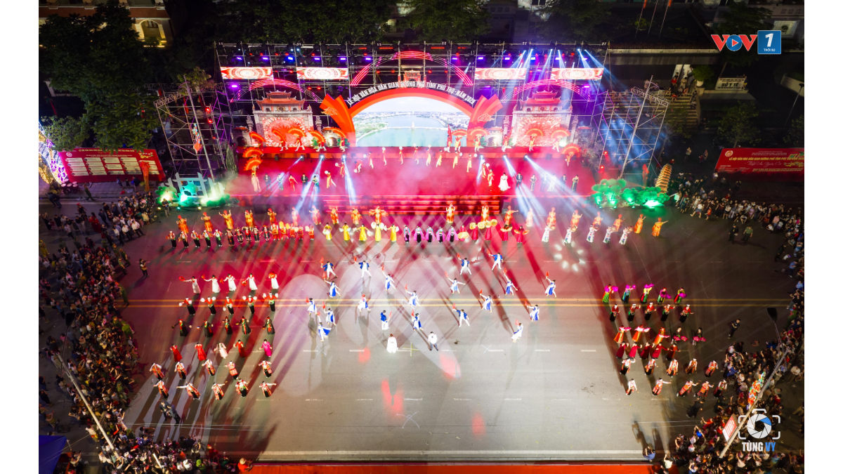 Lễ khai mạc và chương trình nghệ thuật tại Quảng trường Hùng Vương được dàn dựng công phu, sân khấu hoành tráng, kết hợp công nghệ ánh sáng hiện đại, tôn vinh hào khí thời đại Hùng Vương.