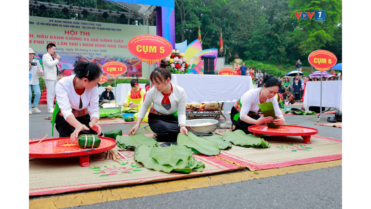 Hội thi gói, nấu bánh chưng, giã bánh giày – hoạt động thu hút đông đảo du khách tham gia, trải nghiệm nét văn hóa ẩm thực truyền thống của dân tộc.