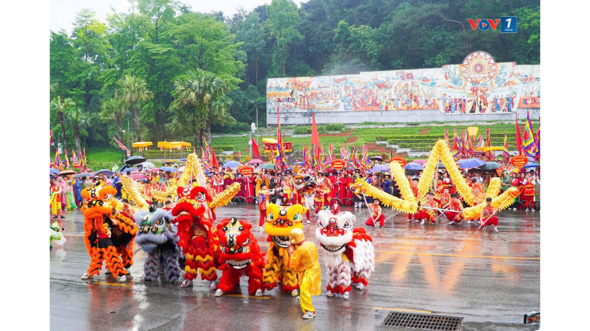 Lễ hội dân gian đường phố rực rỡ sắc màu với các đoàn nghệ nhân diễu hành, trình diễn diễn xướng truyền thống, tạo không khí vui tươi, hấp dẫn.