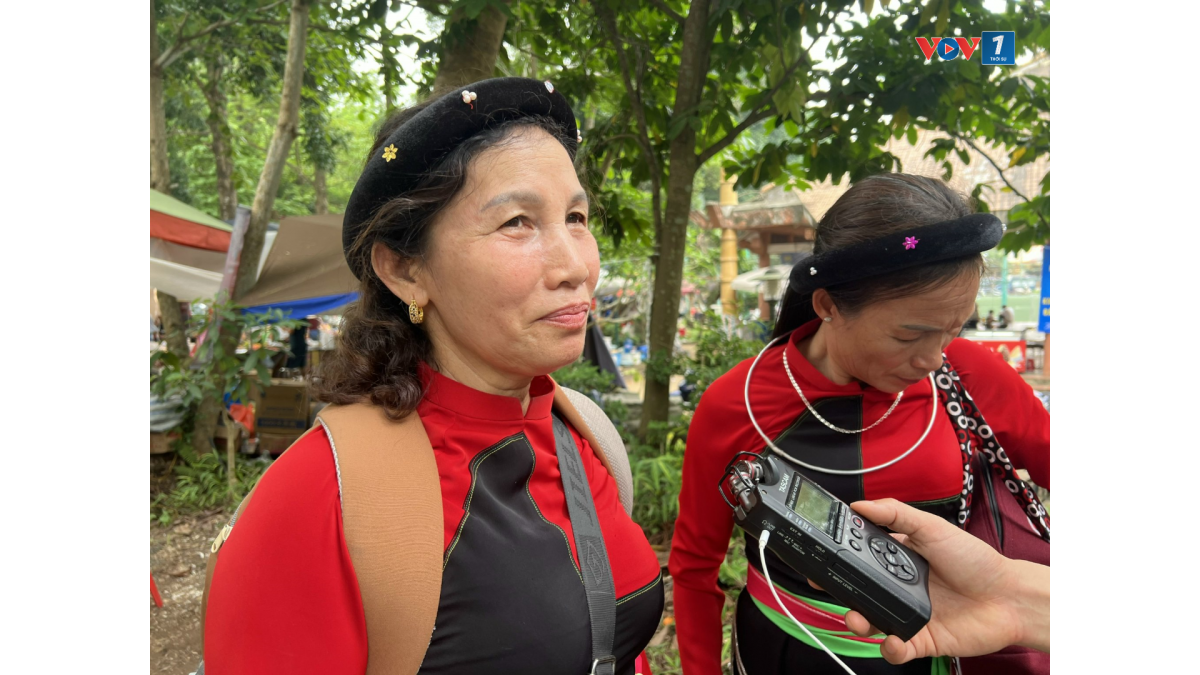 Bà Hoàng Thị Tính và diễn viên quần chúng tham gia giao lưu, mang đến những tiết mục đặc sắc, góp phần lan tỏa giá trị văn hóa và tinh thần hướng về cội nguồn.