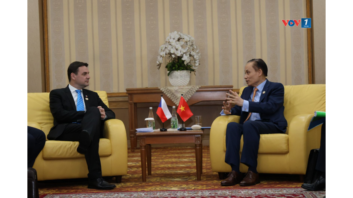 Bộ trưởng Ngoại giao Lê Hoài Trung gặp Phó Thủ tướng - Bộ trưởng Ngoại giao Séc. Ảnh: TTXVN