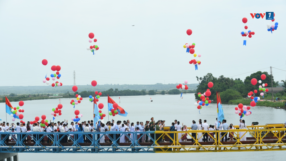 Bóng bay và cánh chim bồ câu hòa bình được thả trên cầu Hiền Lương