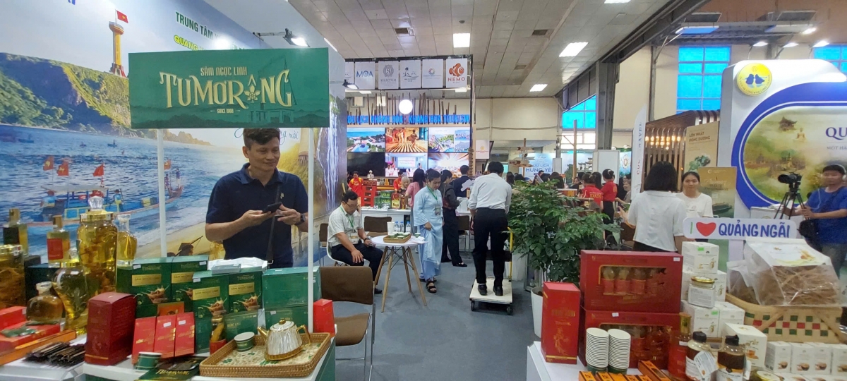 Sôi động các hoạt động xúc tiến, quảng bá du lịch tại các gian hàng trong ngày khai mạc