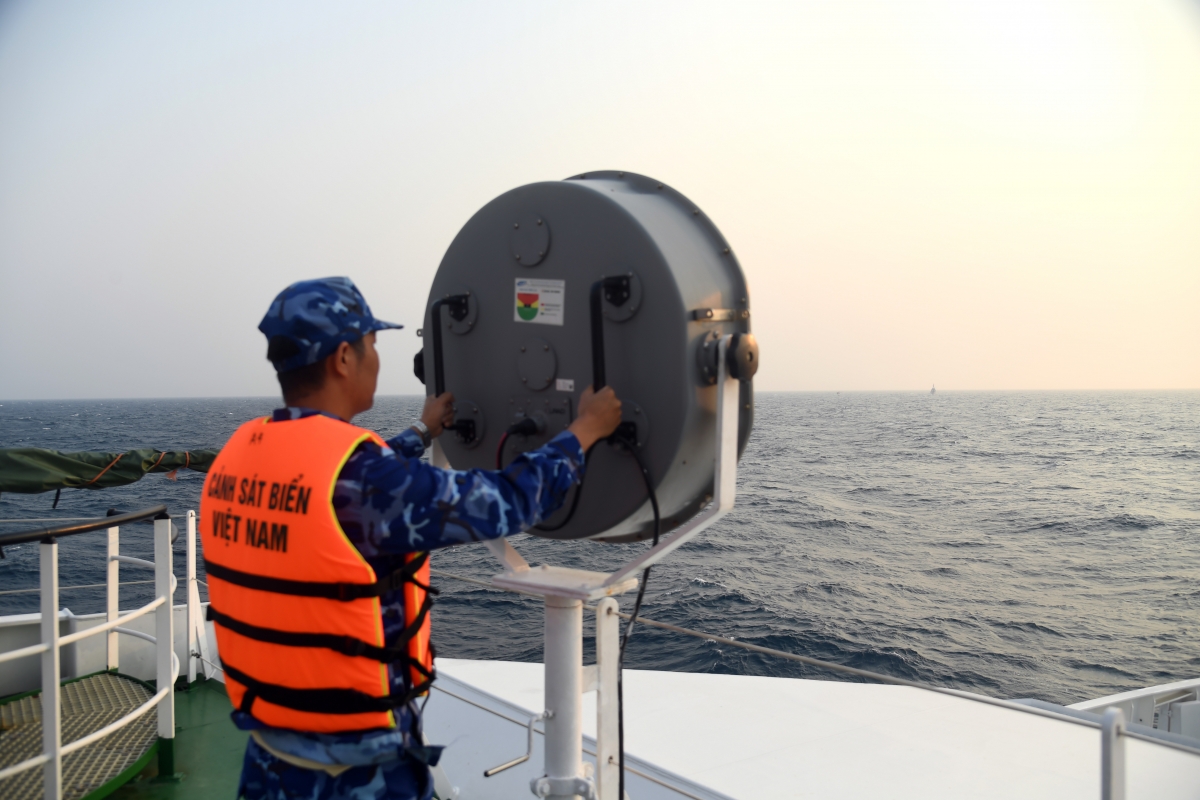 Sử dụng hệ thống loa công suất lớn để tuyên truyền IUU cho tàu cá Việt Nam đánh bắt hải sản trên khu vực biển lân cận đường phân định Vịnh Bắc bộ