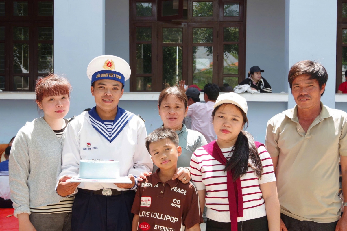 Sự quan tâm của gia đình là điểm tựa để chiến sĩ mới vượt qua bỡ ngỡ, nhanh chóng trưởng thành trong môi trường quân ngũ