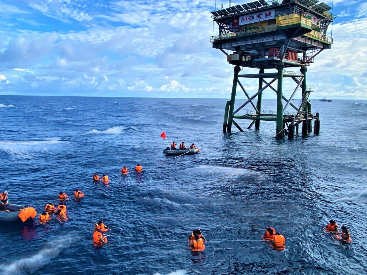 Thực hành sinh sống dài ngày trên biển của cán bộ, chiến sĩ Lữ đoàn tại nhà giàn DK1