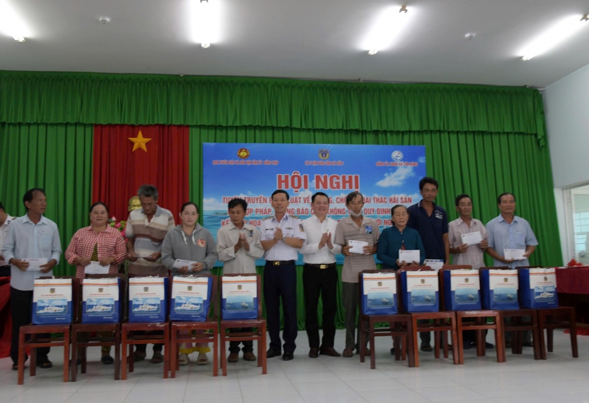 Tặng quà cho gia đình ngư dân