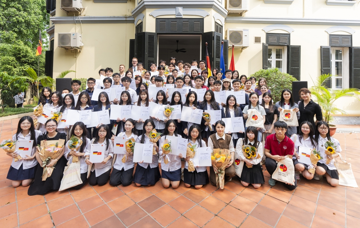 Hơn 60 học sinh Việt Nam với niềm vui được nhận Văn bằng tiếng Đức