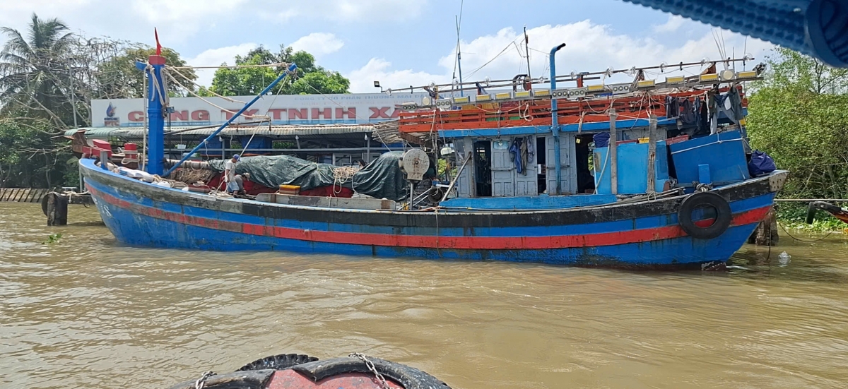 Tàu cá neo đậu chờ đổ dầu phục vụ chuyến ra khơi.