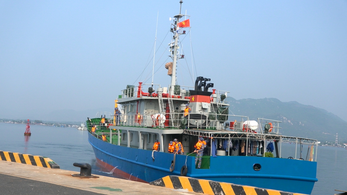 Tàu đưa ngư dân về đất liền cập cảng