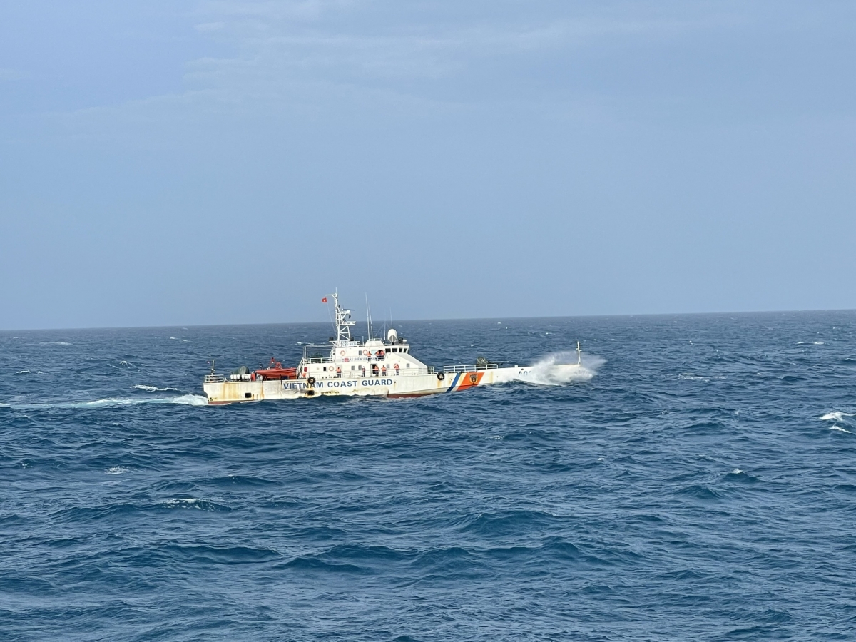 Tàu CSB 4034 làm nhiệm vụ trực SSCĐ trên biển